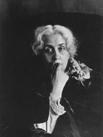 Portrait en noir et blanc par Félix Nadar   «&nbsp;Je ne puis montrer la Photo du Jardin d’Hiver. Elle n’existe que pour moi. Pour vous, elle ne serait rien d’autre qu’une photo indifférente, l’une des mille manifestations du “quelconque”&nbsp;; elle ne peut en rien constituer l’objet visible d’une science&nbsp;; elle ne peut fonder une objectivité, au sens positif du terme&nbsp;; tout au plus intéresserait-elle votre studium&nbsp;: époque, vêtements, photogénie&nbsp;; mais en elle, pour vous, aucune blessure.&nbsp;» (Barthes 1980, 117)