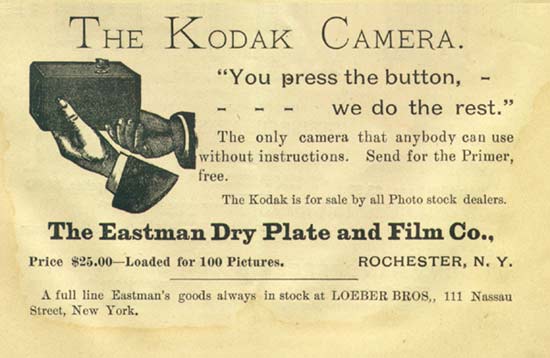 Publicité pour l’appareil photographique Kodak parue dans le premier numéro de The Photographic Herald and Amateur Sportsman, novembre 1889. Le slogan «&nbsp;You press the button, we do the rest&nbsp;» résume le système de caméra instantané proposé par George Eastman.