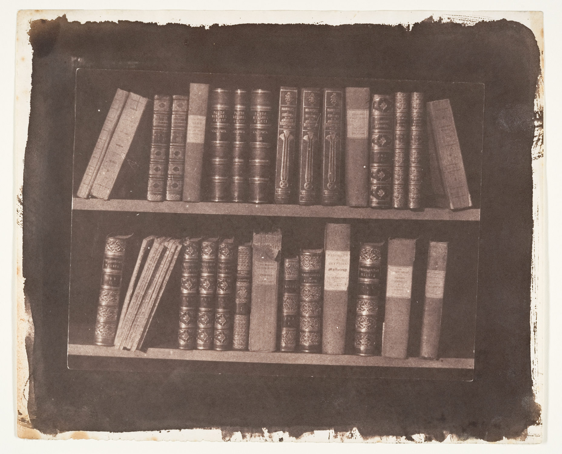 A scene in a Library, photographie par William Henry Fox Talbot, avant le 22 mars 1844. Pour en savoir plus sur ce cliché, consulter le site du MET.