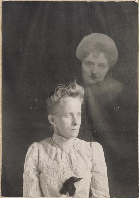 Photographie spirite (médium et spectre de femme), Anonyme, vers 1910 © Images d’Art, RMN-Grand Palais (musée d’Orsay) / Hervé Lewandowski